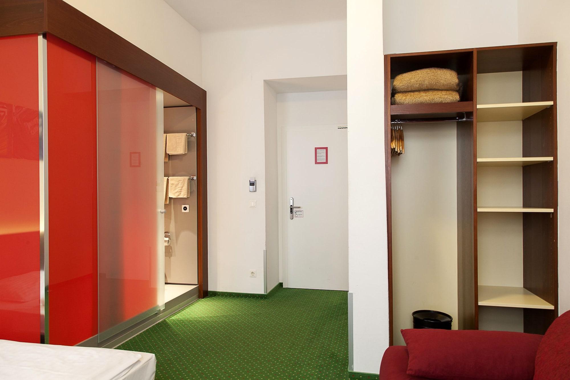 Bed and breakfast Stadthalle 2*